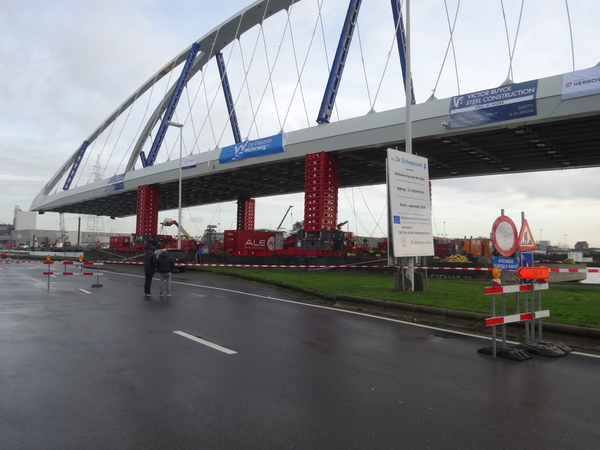 Azijnbrug bijna op zijn plaats  (3)