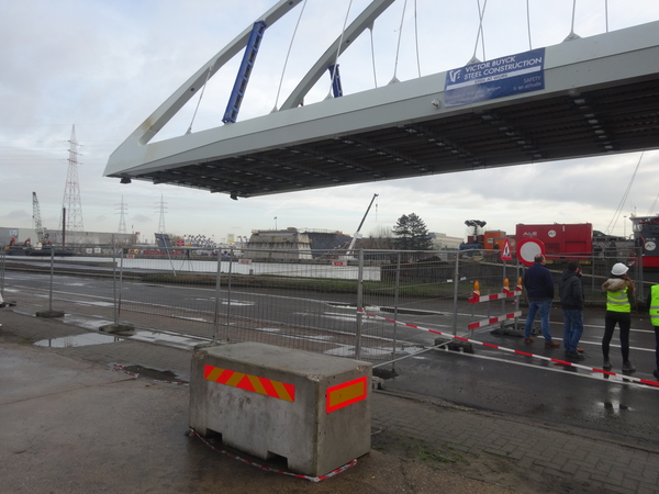 Azijnbrug bijna op zijn plaats  (5)