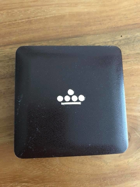 Een oud doosje waarin sieraden door V en D werden verpakt.