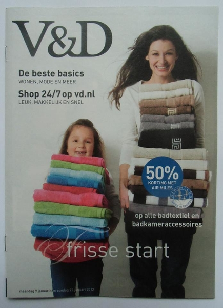Op de foto de voorpagina van de eerste V&D-folder van 2012.