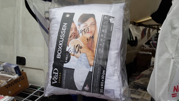 op de markt in het centrum van Delft.