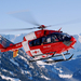 hd-helicopter-wallpaper-met-een-rode-helicopter-vliegend-in-de-be