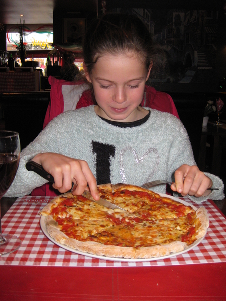 53) Jana met haar pizza