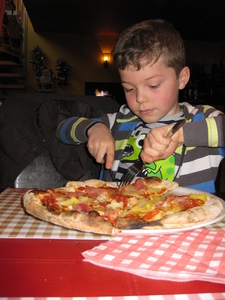 55) Ruben met zijn pizza
