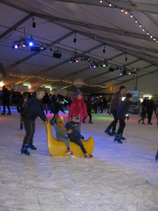 60) Jana & Ruben tussen de schaatsers