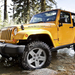 auto-wallpaper-met-een-gele-jeep-in-het-water