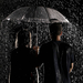 man-en-vrouw-onder-een-paraplu-in-de-regen-hd-regen-achtergrond