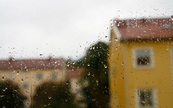 een-regenachtige-dag-met-regen-op-het-raam-hd-regen-achtergrond