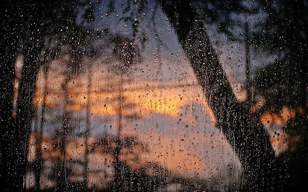 een-regenachtige-dag-met-druppels-op-het-raam-hd-regen-achtergron