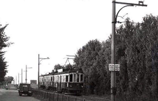 Rijnsburg Noordeinde ,rechts de groenteveiling