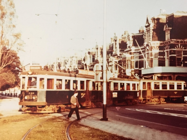 Steekt Bezuidenhoutseweg over vanuit de Schenkweg