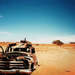 hd-auto-achtergrond-met-een-oud-autowrak-in-de-woestijn-hd-woesti
