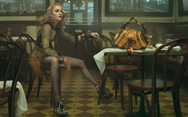 hd-wallpaper-met-madonna-in-een-cafe-hd-madonna-achtergrond-foto