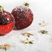 hd-kerst-wallpaper-met-sneeuw-gouden-sterretjes-en-twee-rode-kers