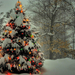 hd-kerst-achtergrond-met-een-kerstboom-buiten-in-de-sneeuw-met-ke