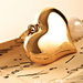 hd-liefde-achtergrond-met-gouden-hangertje-in-de-vorm-van-een-har