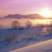 hd-mooie-winterlandschap-achtergrond-met-bomen-en-besneeuwde-heuv