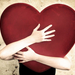 hd-liefde-wallpaper-met-een-man-of-vrouw-met-een-groot-rood-hart-