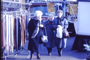 Lijda, Jannie en Tiny, in Spakenburg of Amersfoort, markt