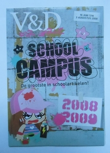 V&D. De foto toont de voorpagina van de Schoolcampusfolder