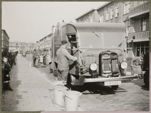 Vuilniswagen en erachter de straatveger