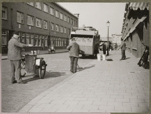 Vuilniswagen en erachter de straatveger