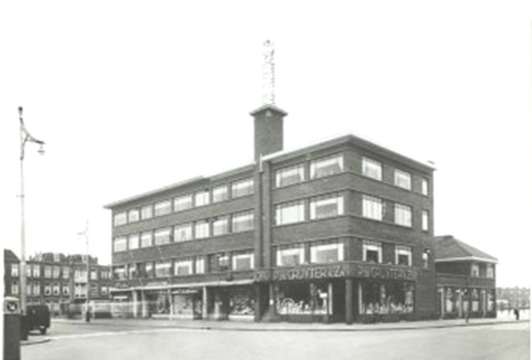 Hobbemaplein met winkel De Gruyter