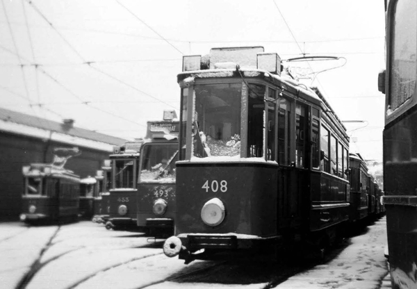 GVB 408, 433 en 493 in de openluchtremise Havenstraat 1965.