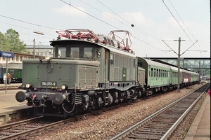 De Duitse korkodil 194 051-9 staat in Göppingen op12 juni 2005.