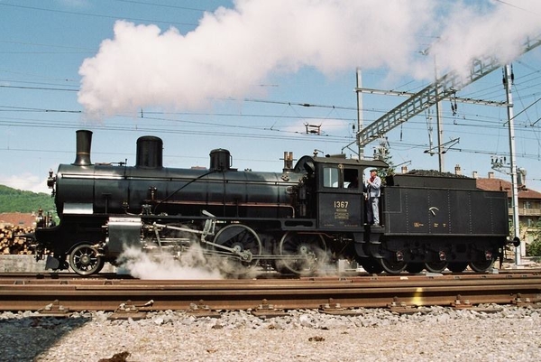 De SBB 1367 (van SBB Historic) staat onder stoom in Delémont (Zw