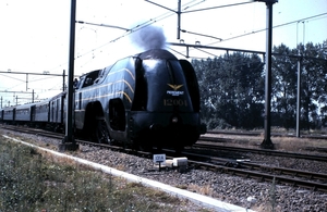 Loc NMBS 12 004 vertrekt uit Geldermalsen met de West Brabant Exp