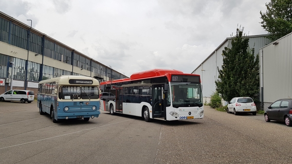 WSM 4697 en EBS 5142 — bij Connexxion stalling Schieweg Delft.