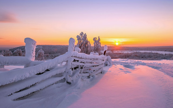 foto-winterlandschaft-mit-einer-dicken-schicht-aus-schnee-und-ein