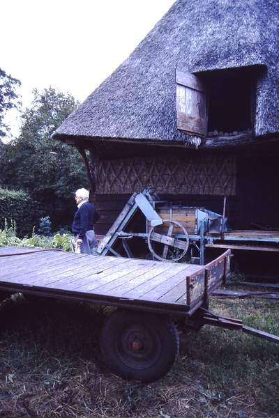 opa bij landbouwmachine`s