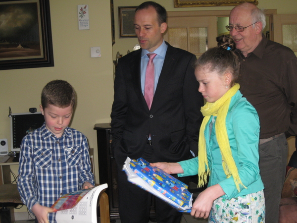 04) Papa en Pepee kijken toe