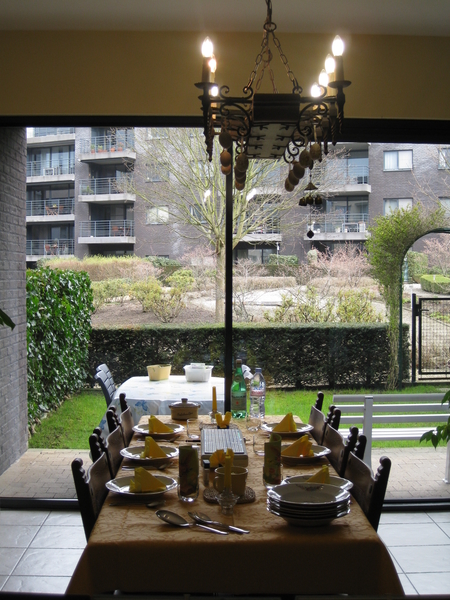 11) De Paastafel met zicht op de tuin