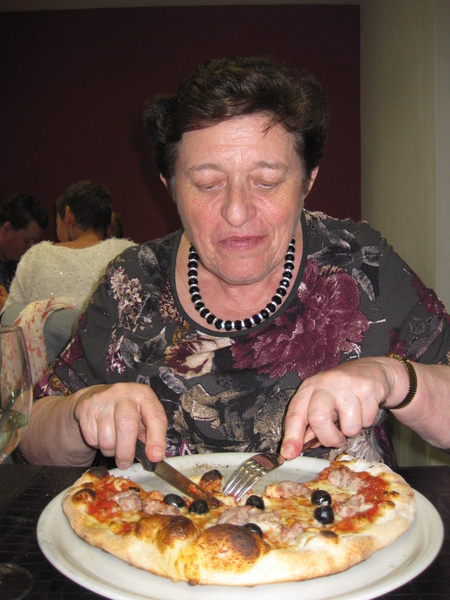 06) Memee met haar pizza