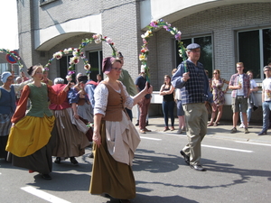 34) Volksdansers