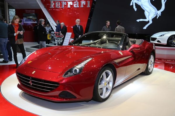 2015-ferrari-california-t-front-three-quarters