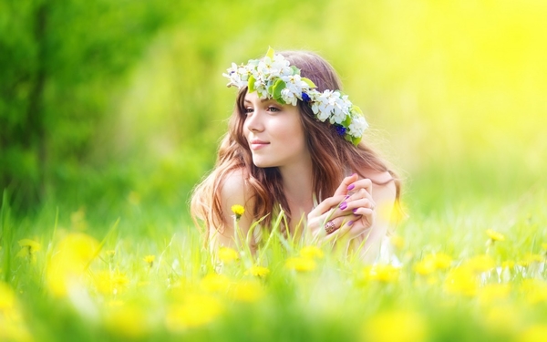Beautiful-Girls-With-Flowers-Field-Wallpapers