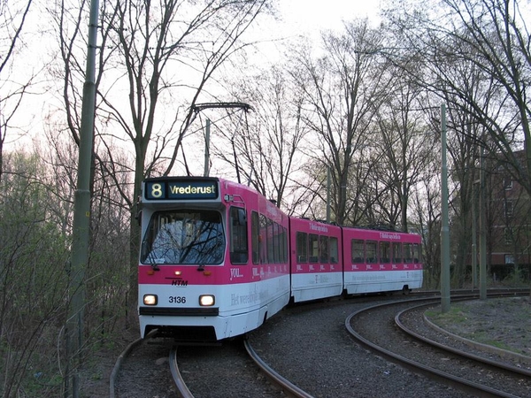 3136 T-Mobile in de keerlus van de lijnen 8 en 9 aan het eindpunt
