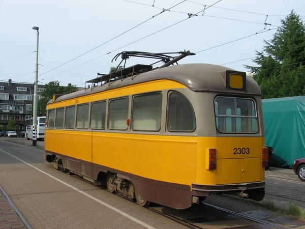 RET aan de Kleiweg staat de RET 2303 klaar voor naar Den Haag