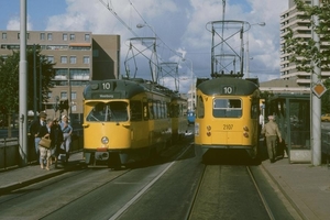 Twee koppelstellen op lijn 10 bij de niet meer bestaande halte