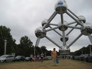 29) Memee aan het Atomium