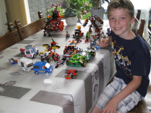 37) Blije Ruben aan zijn Legospel