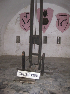 50) Huiver bij de guillotine in het wapenmuseum