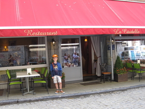 64) Ruben aan restaurant La Citadelle