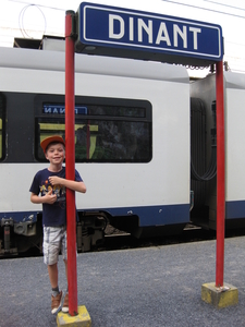95) Aan het treinstation van Dinant