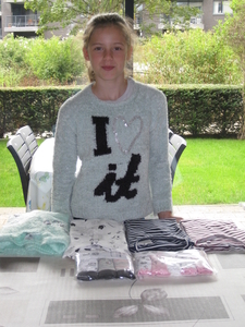 06) Blije Jana met haar kleren van C&A