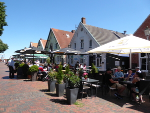 70. Greetsiel, terrasjes aan de haven